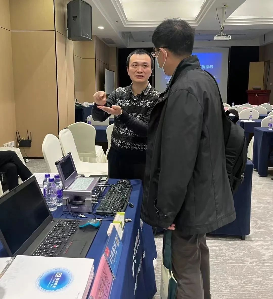 與專家學(xué)者交流行業(yè)前景與儀器測試技術(shù)