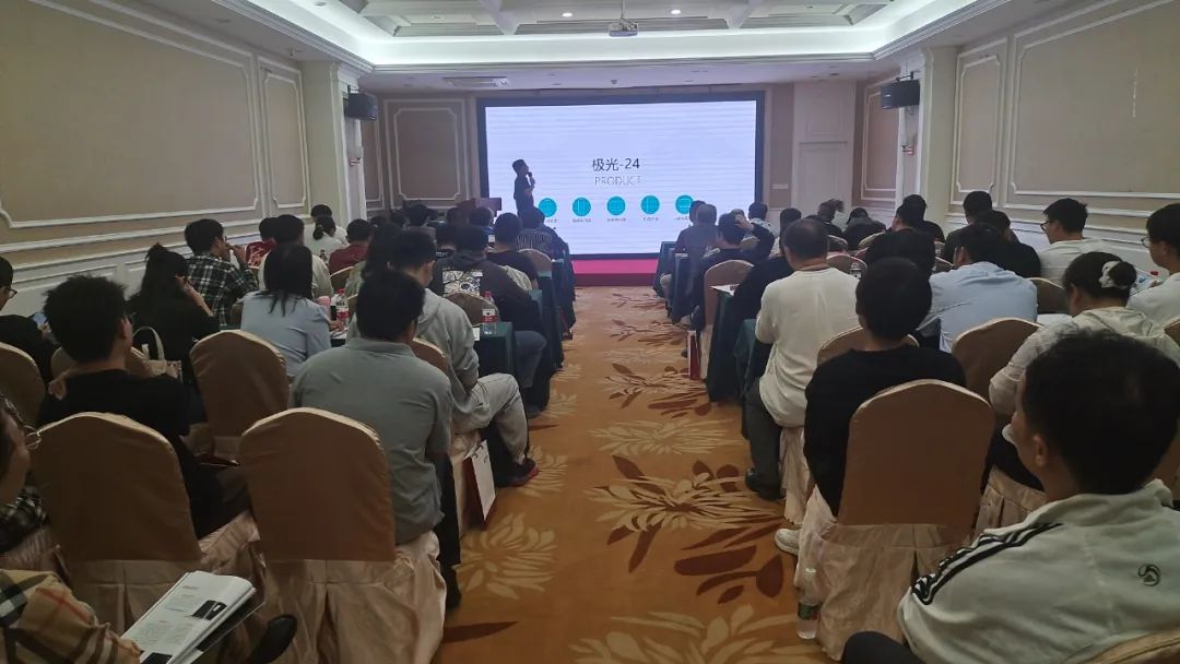 章炳正在介紹普創(chuàng)高精度數(shù)據(jù)采集案例