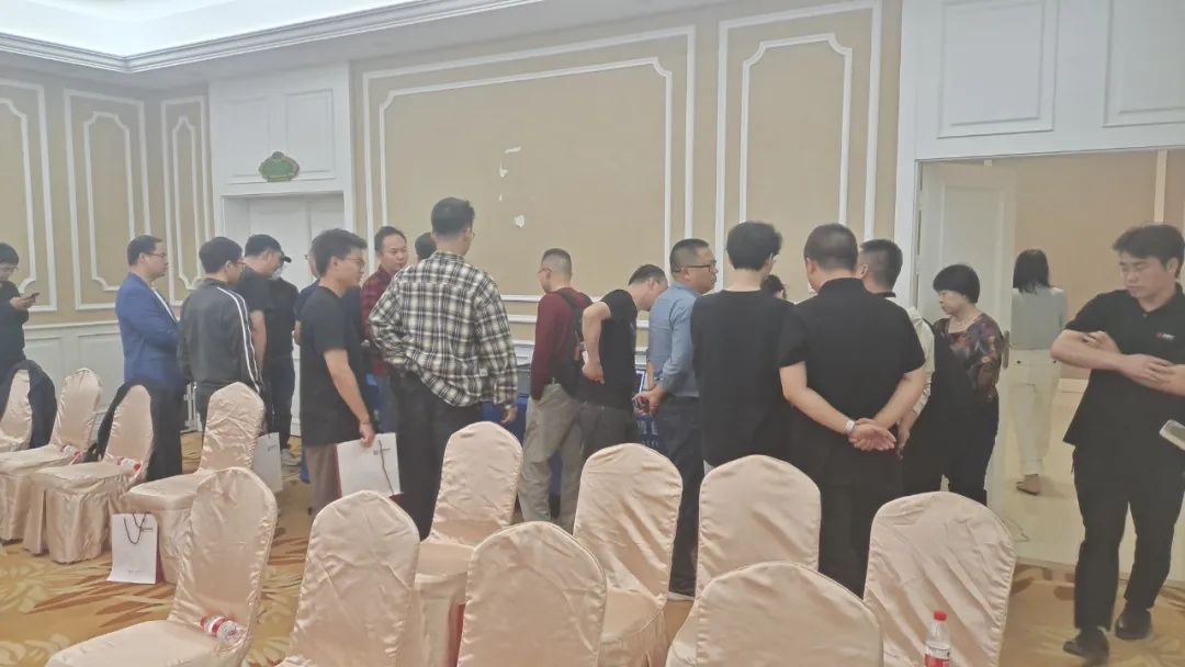 與會(huì)期間參會(huì)師生與普創(chuàng)數(shù)據(jù)到場(chǎng)專家團(tuán)隊(duì)就數(shù)據(jù)采集方面技術(shù)問題進(jìn)行深入的交流和探討