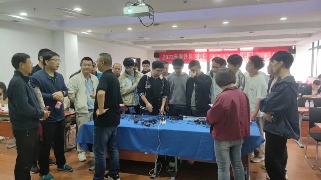 普創(chuàng)西南大區(qū)銷售經(jīng)理張震與現(xiàn)場(chǎng)師生正在積極交流