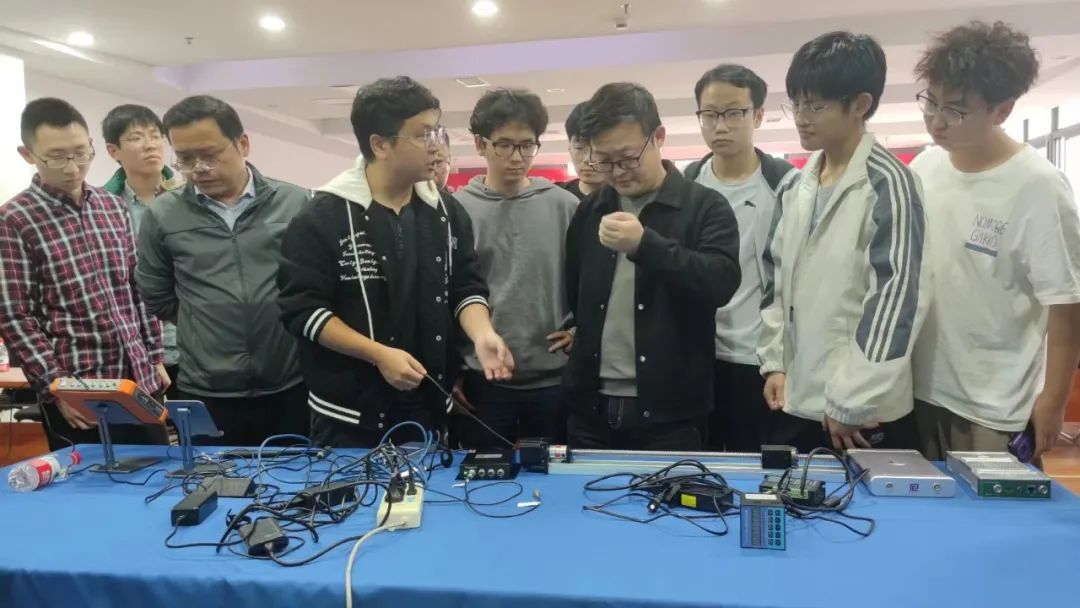 戴寬正在介紹普創(chuàng)高精度數(shù)據(jù)采集產(chǎn)品